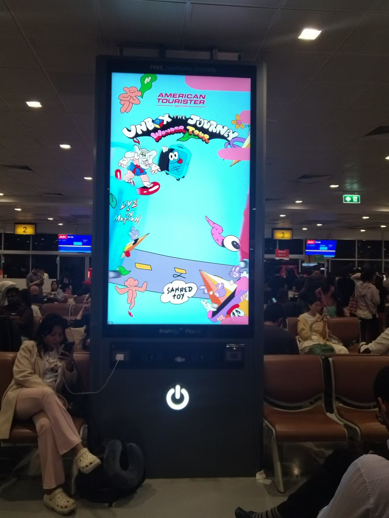 機場候機大廳充電廣告機